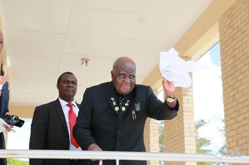 Kenneth Kaunda bidding farewell to Chinese guests