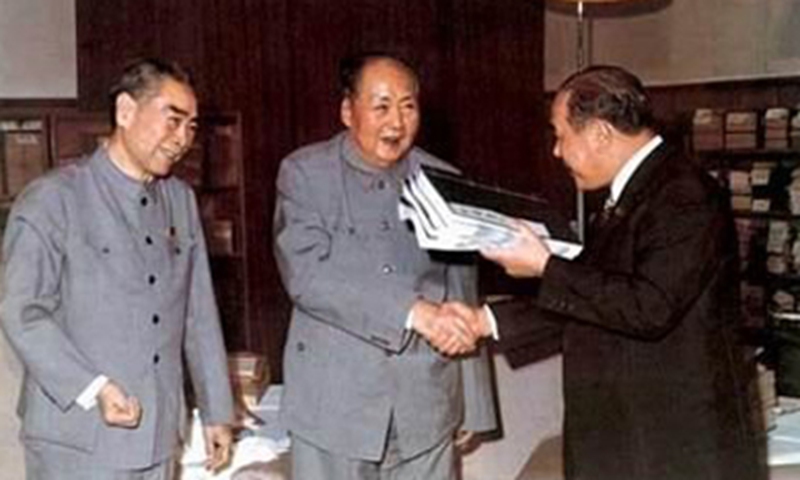 Tanaka Kakuei receiving the gift books from Mao Zedong