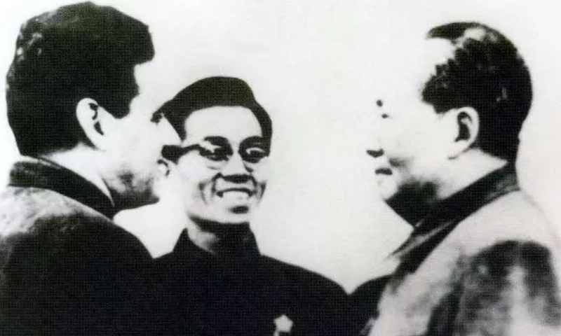  Vicente Rovetta in a convivial conversation with Mao Zedong in 1967