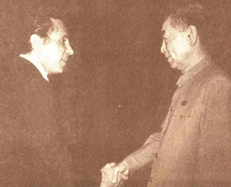 Premier Zhou Enlai shakes hands with Topping