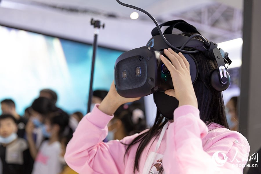 Cutting-edge products exhibited at the achievement exhibition for the 4th Digital China Summit in SE China's Fujian