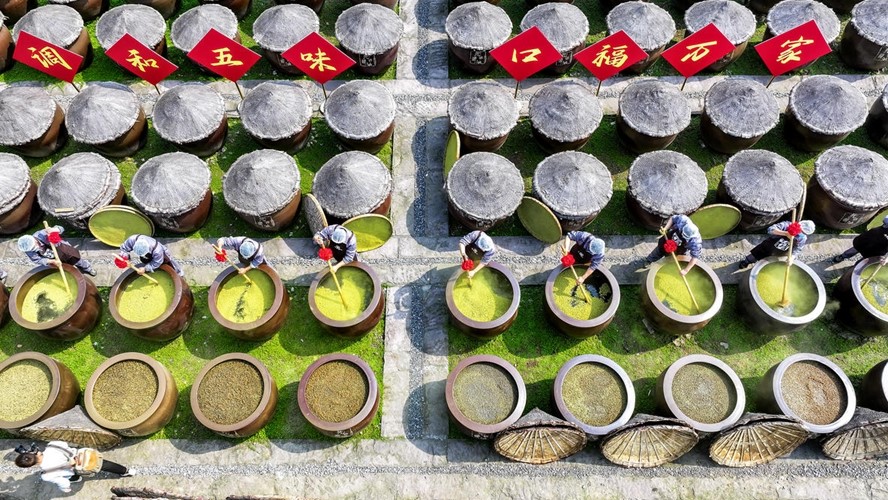In pics: Workers make soy sauce in Hejiang, SW China's Sichuan