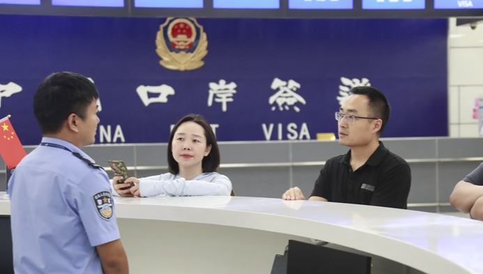 3-minute customs clearance in C China's Zhengzhou draws int'l travelers 	 	On June 11, People's Daily Online reporters posed as foreign travelers and experienced the 240-hour transit visa-free policy and fast-track customs process at Xinzheng International Airport in Zhengzhou, capital city of central China's Henan Province.