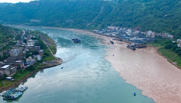 Rivers create striking natural 'hot pot' effect in SW China's Yunnan 	 	As the flood season set in, a rare and eye-catching natural phenomenon has emerged in Shuifu city, southwest China's Yunnan Province, where the Jinsha River meets the Hengjiang River. At their confluence, the two rivers paint a vivid contrast. The Jinsha River flows with a serene, emerald-green hue, like a sheet of silk gliding smoothly through the landscape.
