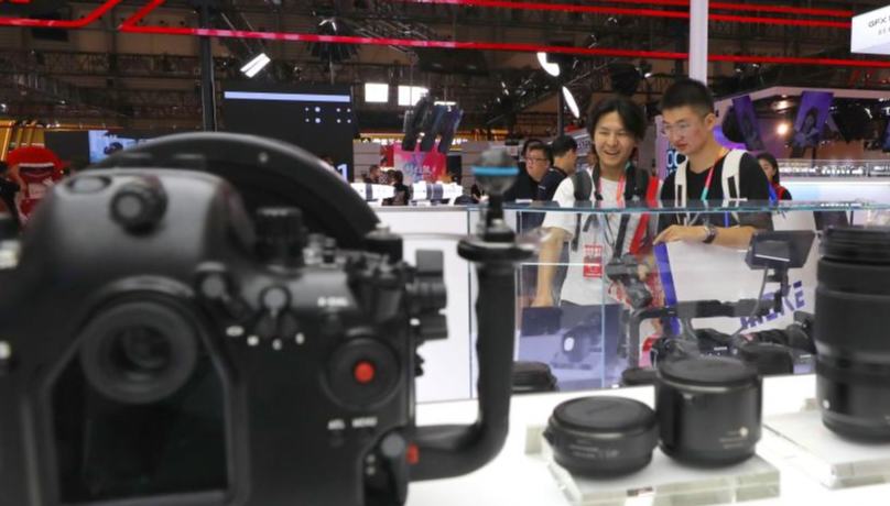 Photo and Imaging Shanghai 2025 draws over 400 enterprises from global digital imaging industry 	 	Visitors learn about cameras and lens at a booth during the Photo and Imaging Shanghai 2025 in Shanghai, east China, July 17, 2025. The event, with the participation of over 400 enterprises from the global digital imaging industry, showcases the latest business forms and trends in the visual imaging industry in terms of digital shooting equipment. 