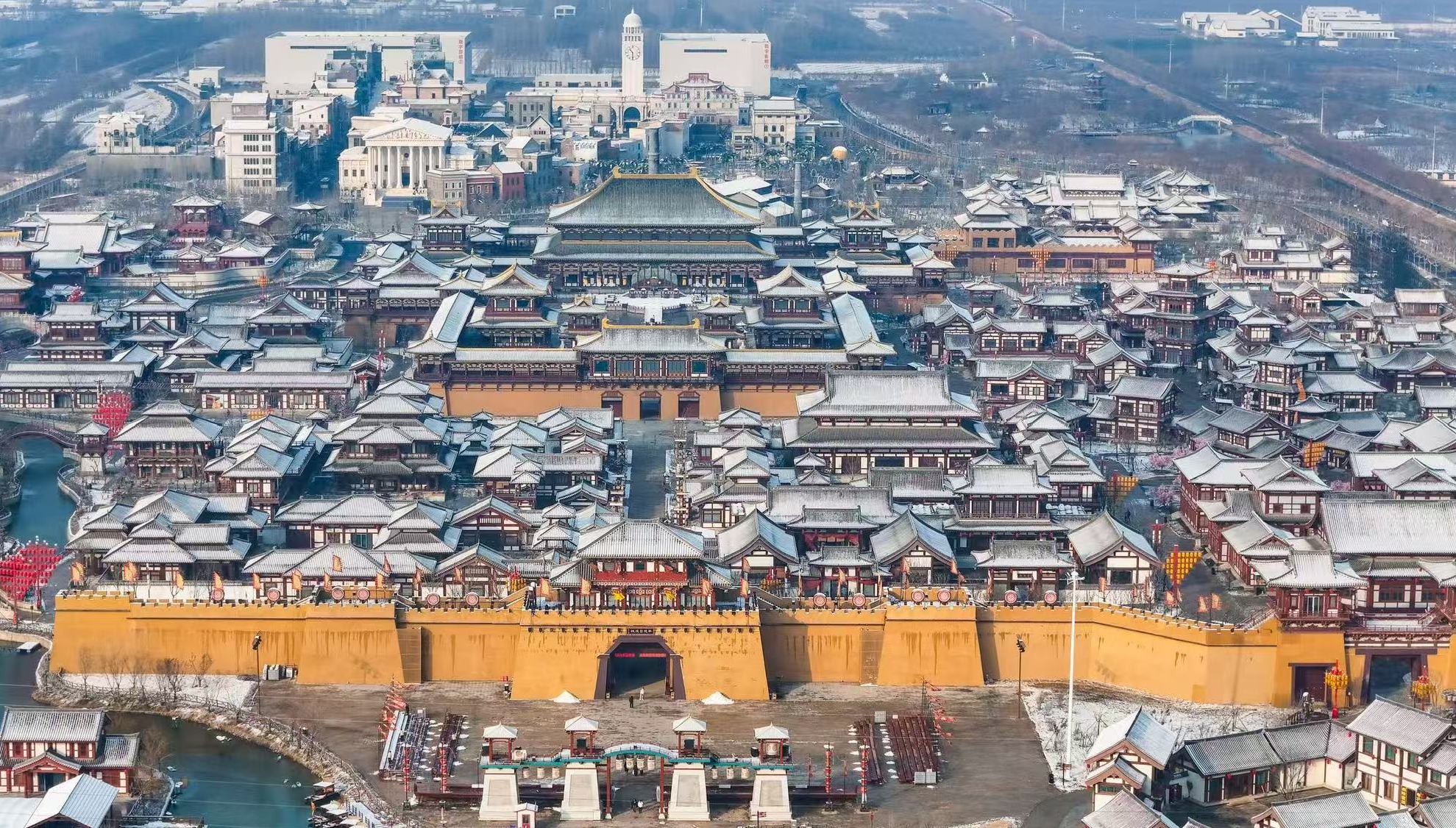 Snowfall turns Laoling city in E China's Shandong into winter wonderland 	 	Laoling city in east China's Shandong Province saw its first winter snowfall on Dec. 13. Fresh snow transformed the city's landmarks, including Laoling Film Studio and the Laoling Millennium Jujube Forest Scenic Area, into a serene, silvery wonderland.