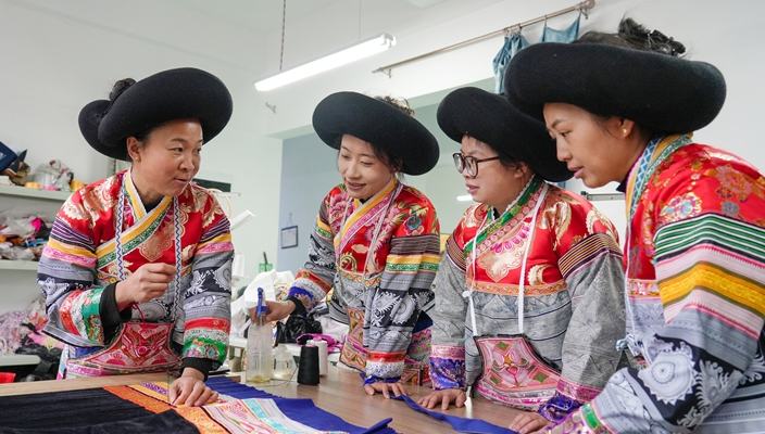 Millennia-old traditional crafts generate wealth for farmers in SW China's Guizhou 	 	In the depths of winter, when the cold cuts to the bone, warmth fills the workshop of a wax printing and embroidery cooperative in Zhuchang township, Nayong county, Bijie city, southwest China's Guizhou province. 