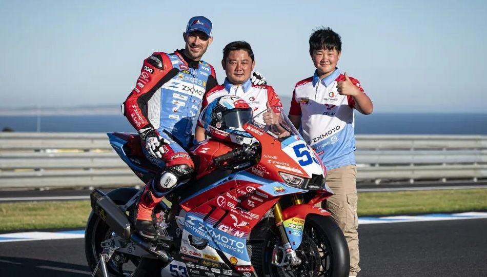 Two decades of pursuit: founder Zhang Xue leads ZXMOTO to historic double victory in WSBK 	 	Chinese motorcycle brand ZXMOTO secured a historic breakthrough at the Superbike World Championship (WSBK), winning both races in the WorldSSP (Supersport) class at the Portugal round on March 28 and 29, local time. 