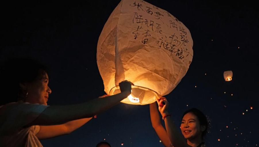 People fly Kongming lanterns in Jinghong, China's Yunnan 	 	People fly Kongming lanterns, a kind of small hot-air paper balloon, by the Lancang River in Jinghong City, Xishuangbanna Dai Autonomous Prefecture, southwest China's Yunnan Province, April 13, 2026. 