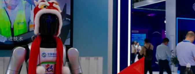 Intelligent robots captivate visitors at 9th Digital China Summit in SE China's Fujian
