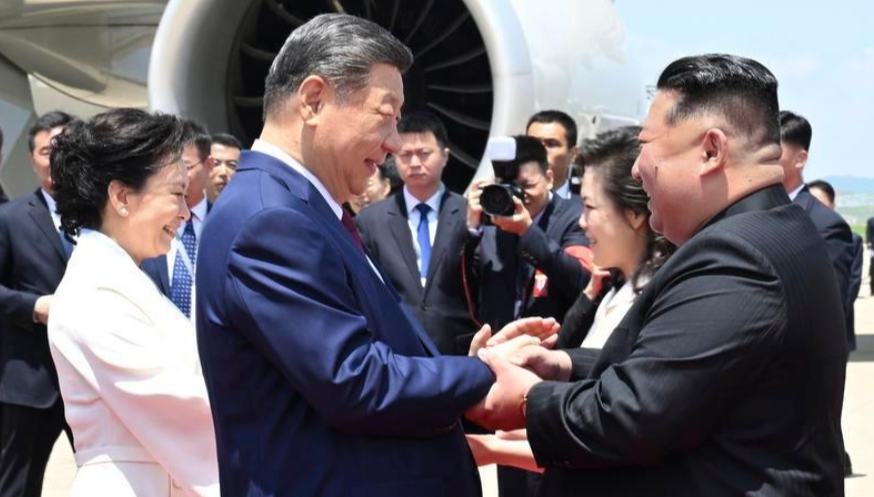 Feature: Flowers and cheers greet Xi in Pyongyang 	 	Xi Jinping, general secretary of the Central Committee of the Communist Party of China (CPC) and Chinese president, received a warm and grand welcome upon his arrival here Monday for a state visit to the Democratic People's Republic of Korea (DPRK).