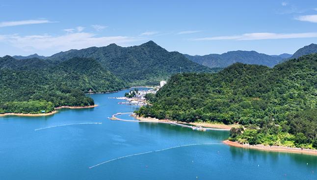 Taiping Lake in E China's Anhui offers stunning scenery 	 	Taiping Lake in Huangshan district, Huangshan city, east China's Anhui Province, was bathed in clear skies and abundant sunshine recently, offering a tranquil landscape of crystal-clear waters and lush mountains. The lake's surface shimmered under sunlight, while surrounding peaks created layers of lush greenery.