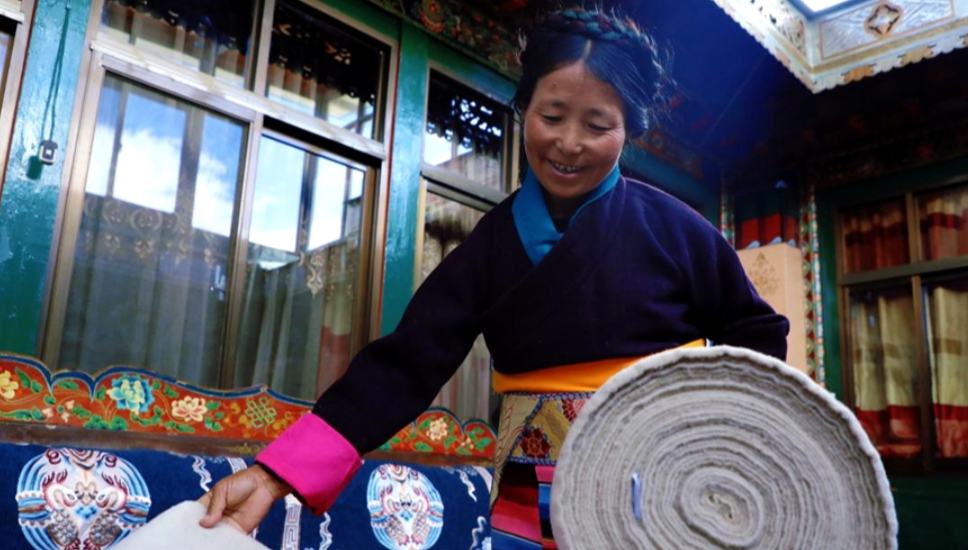 Pulu weaving tradition thrives in Kyimxi township, SW China's Xizang 	 	The road south along the Yarlung Zangbo River carries a faint scent of wool as it winds into Kyimxi township, Gonggar county, southwest China's Xizang Autonomous Region. There, a newly opened inheritance center for Kyimxi pulu, a Tibetan woolen fabric, displays undyed raw wool and traditional looms alongside creative cultural products such as scarves and bags. 