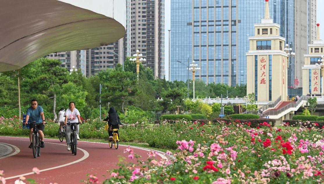 Over 200 million green mobility trips made daily in China 	 	At 8 a.m., in Beijing's Chaoyang district, a resident surnamed Wang scanned a QR code to unlock a shared bicycle. He mounted his phone on the handlebars using a navigation app and began cycling the six kilometers to his pet shop. "Cycling gets me to work while fitting in some exercise at the same time. It's an efficient two-in-one solution," Wang said.